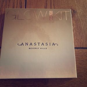SOLD- Anastasia Beverly Hills Glow Kit
